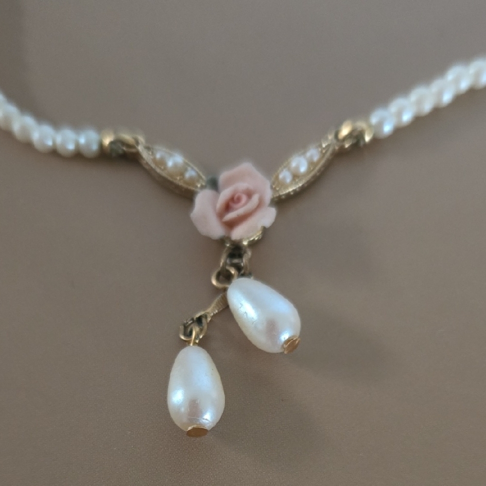 Elegant 1928 Pearl Necklace with Gold Accents - Picture 5 of 6
